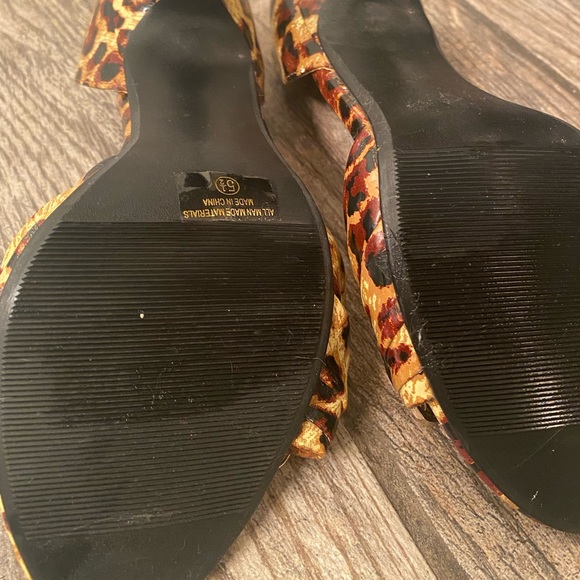 ❤️‍🔥Leopard print heels with gold jeweled accents - Picture 11 of 11